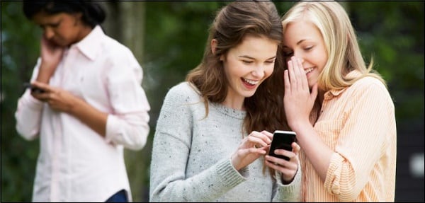 Фото смеющихся девушек с телефоном